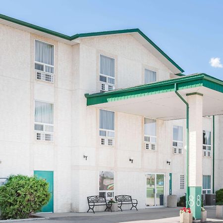 Super 8 By Wyndham Dauphin Hotel Exterior foto