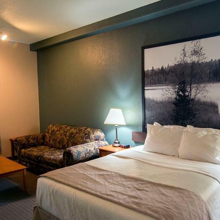 Super 8 By Wyndham Dauphin Hotel Exterior foto