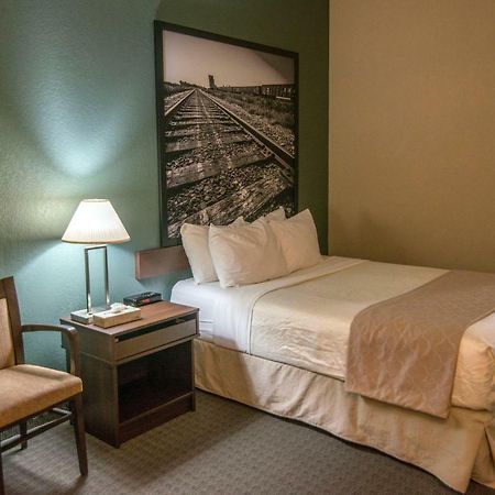 Super 8 By Wyndham Dauphin Hotel Exterior foto