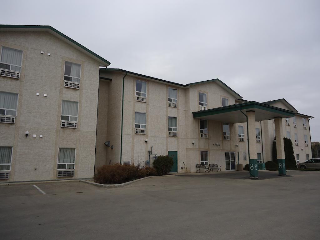 Super 8 By Wyndham Dauphin Hotel Exterior foto