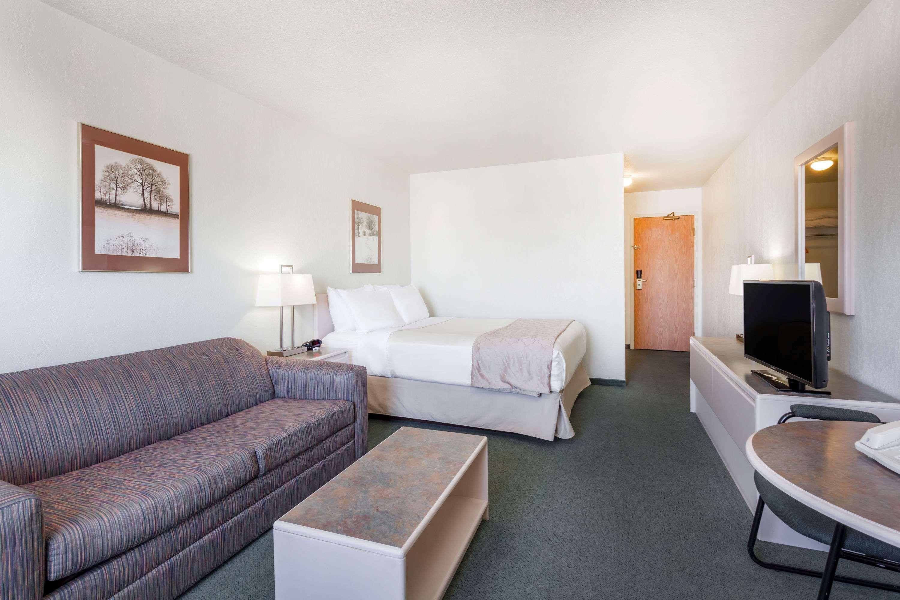 Super 8 By Wyndham Dauphin Hotel Exterior foto