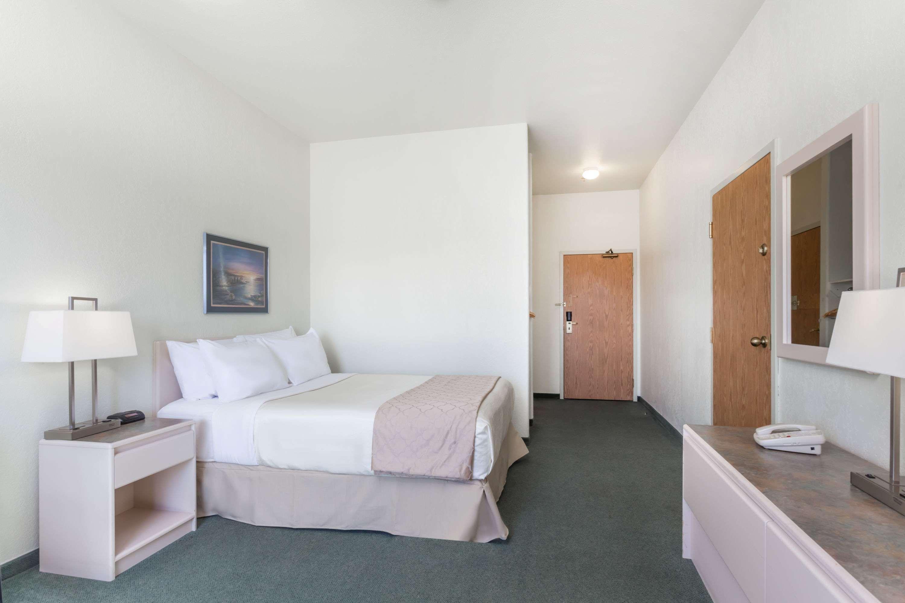 Super 8 By Wyndham Dauphin Hotel Exterior foto