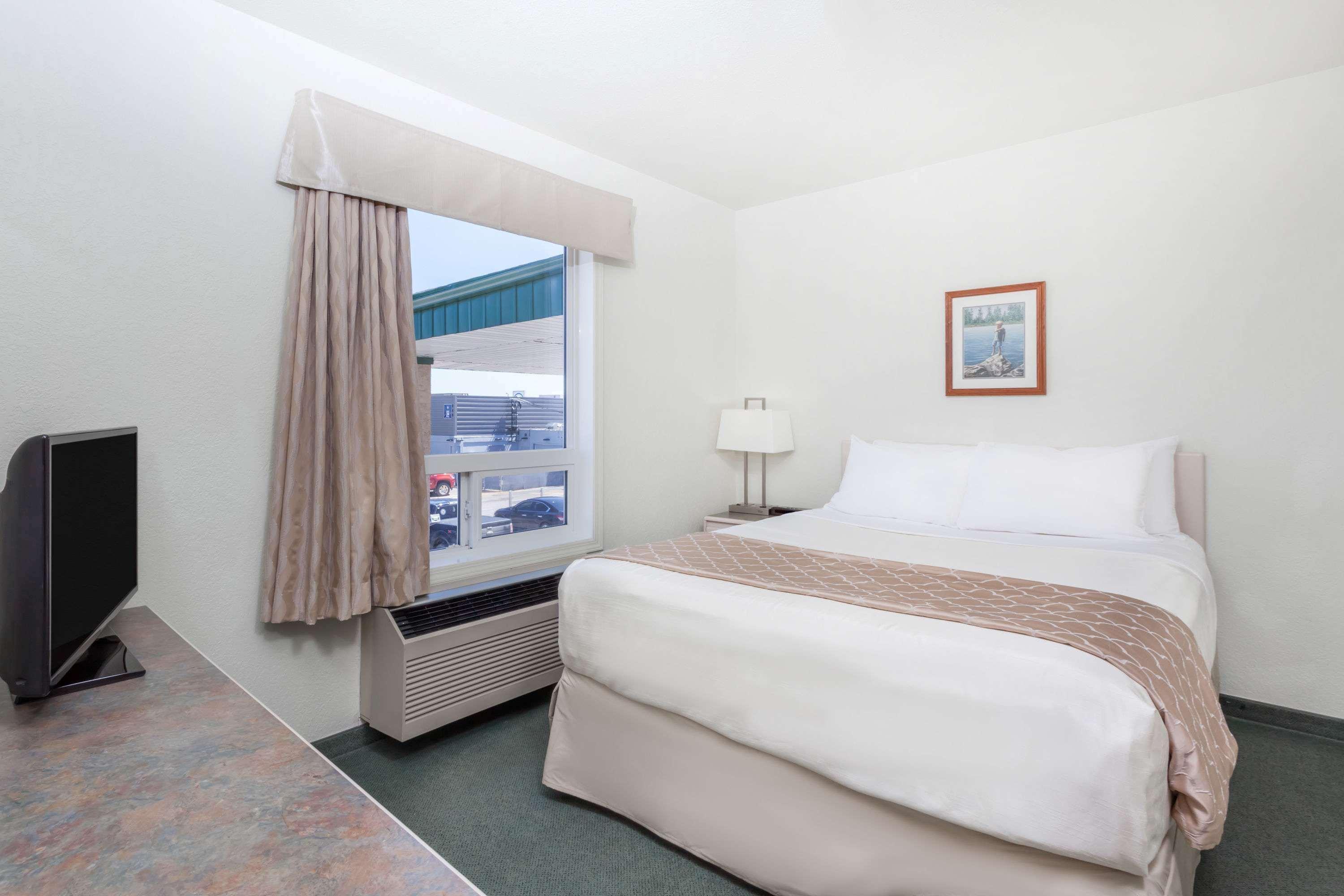 Super 8 By Wyndham Dauphin Hotel Exterior foto