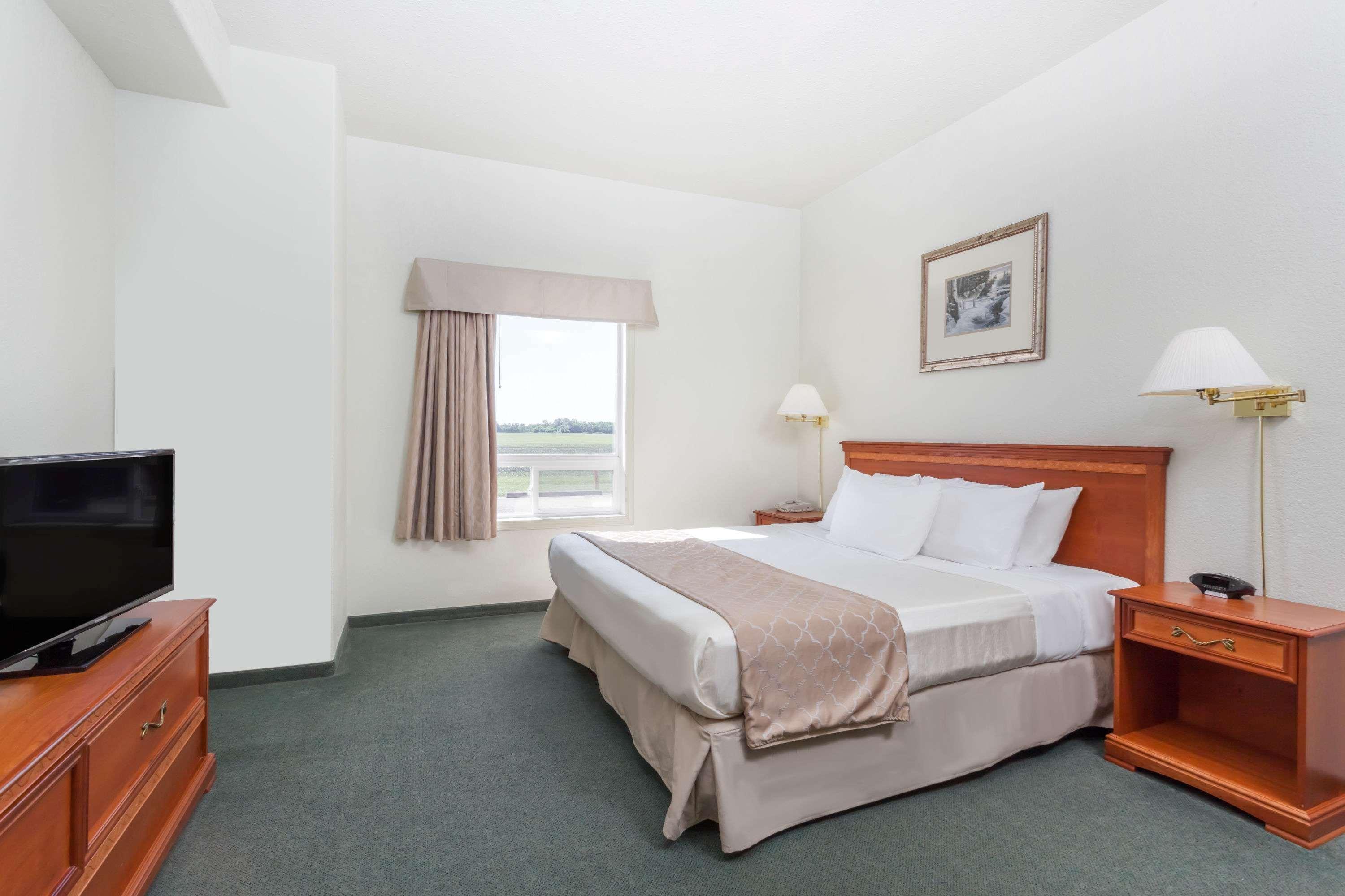 Super 8 By Wyndham Dauphin Hotel Exterior foto