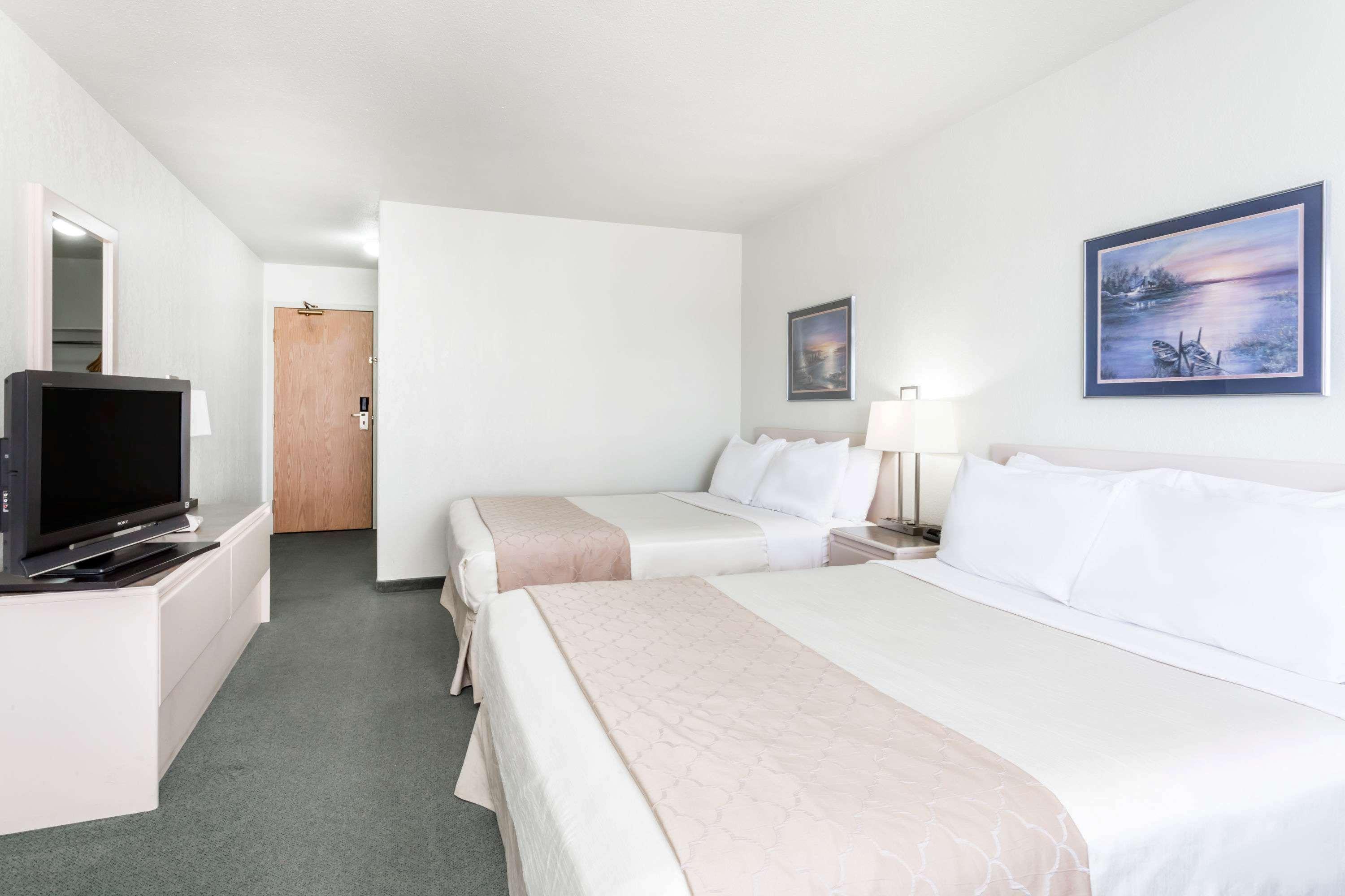 Super 8 By Wyndham Dauphin Hotel Exterior foto