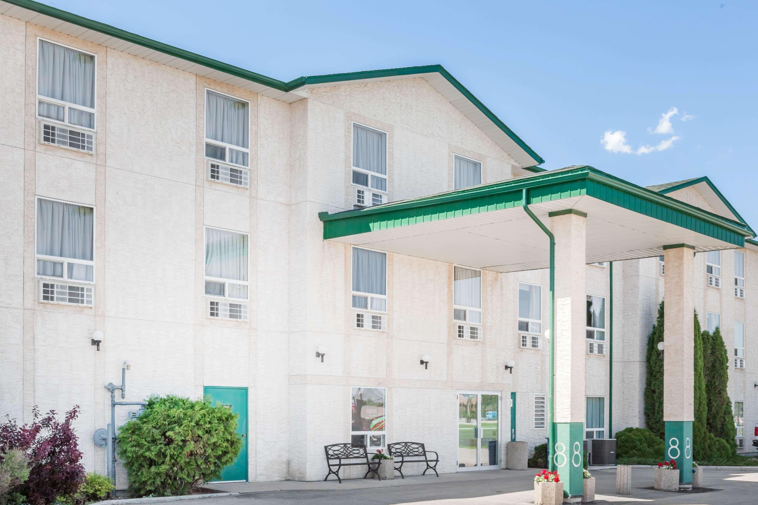 Super 8 By Wyndham Dauphin Hotel Exterior foto