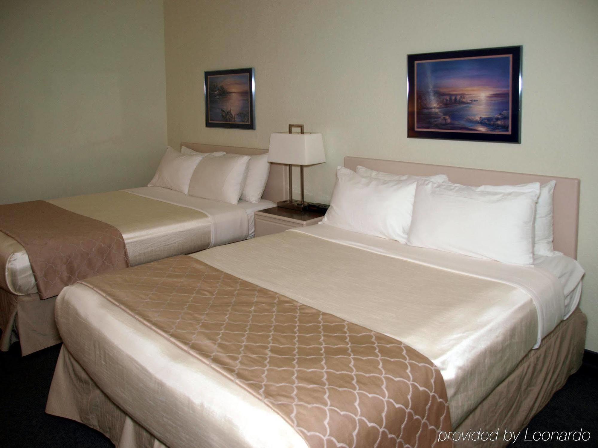 Super 8 By Wyndham Dauphin Hotel Exterior foto