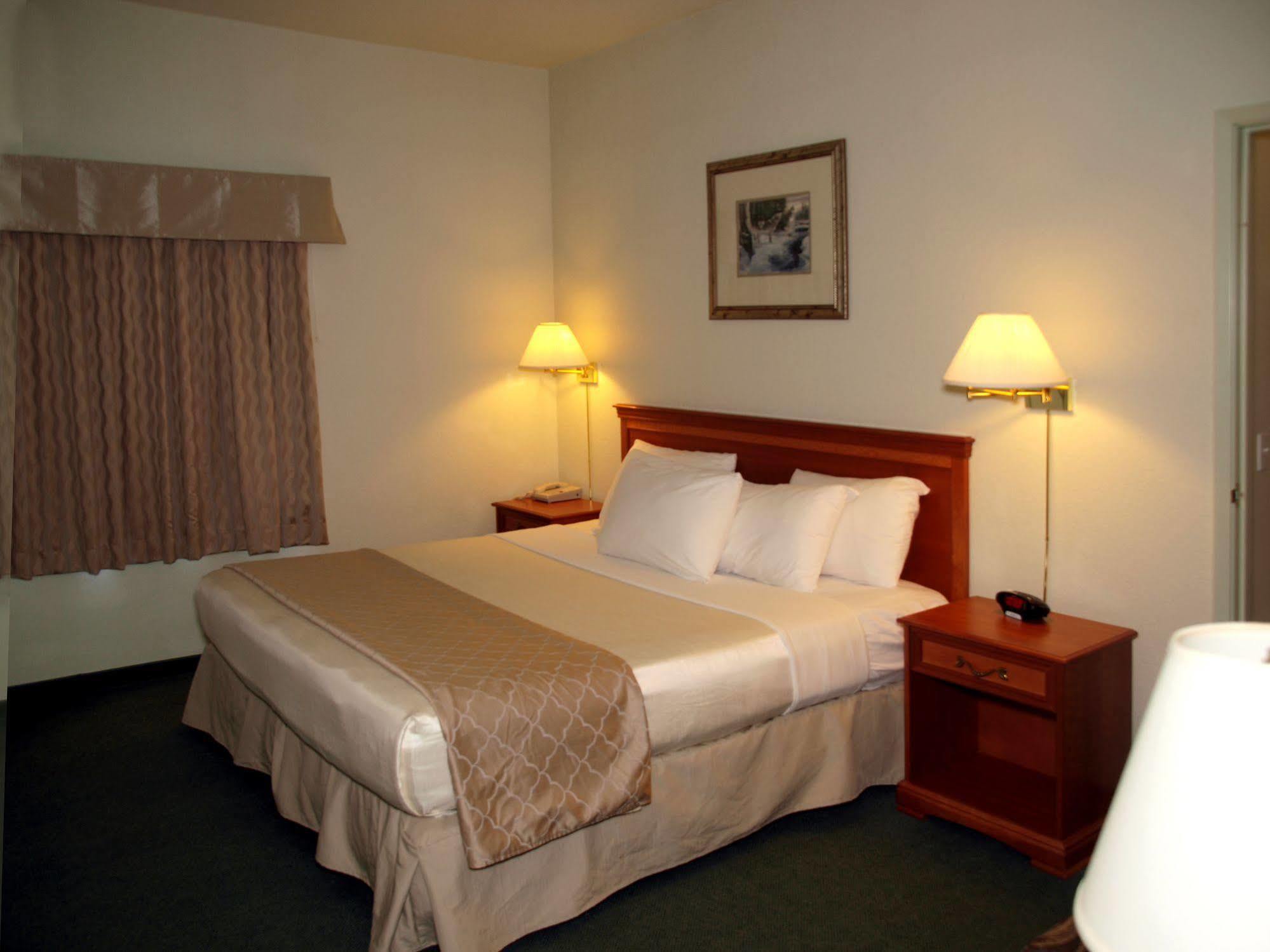 Super 8 By Wyndham Dauphin Hotel Exterior foto