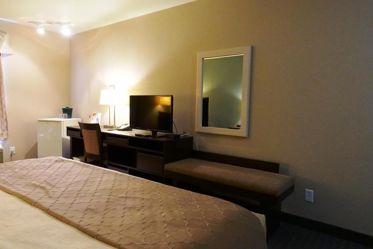Super 8 By Wyndham Dauphin Hotel Exterior foto
