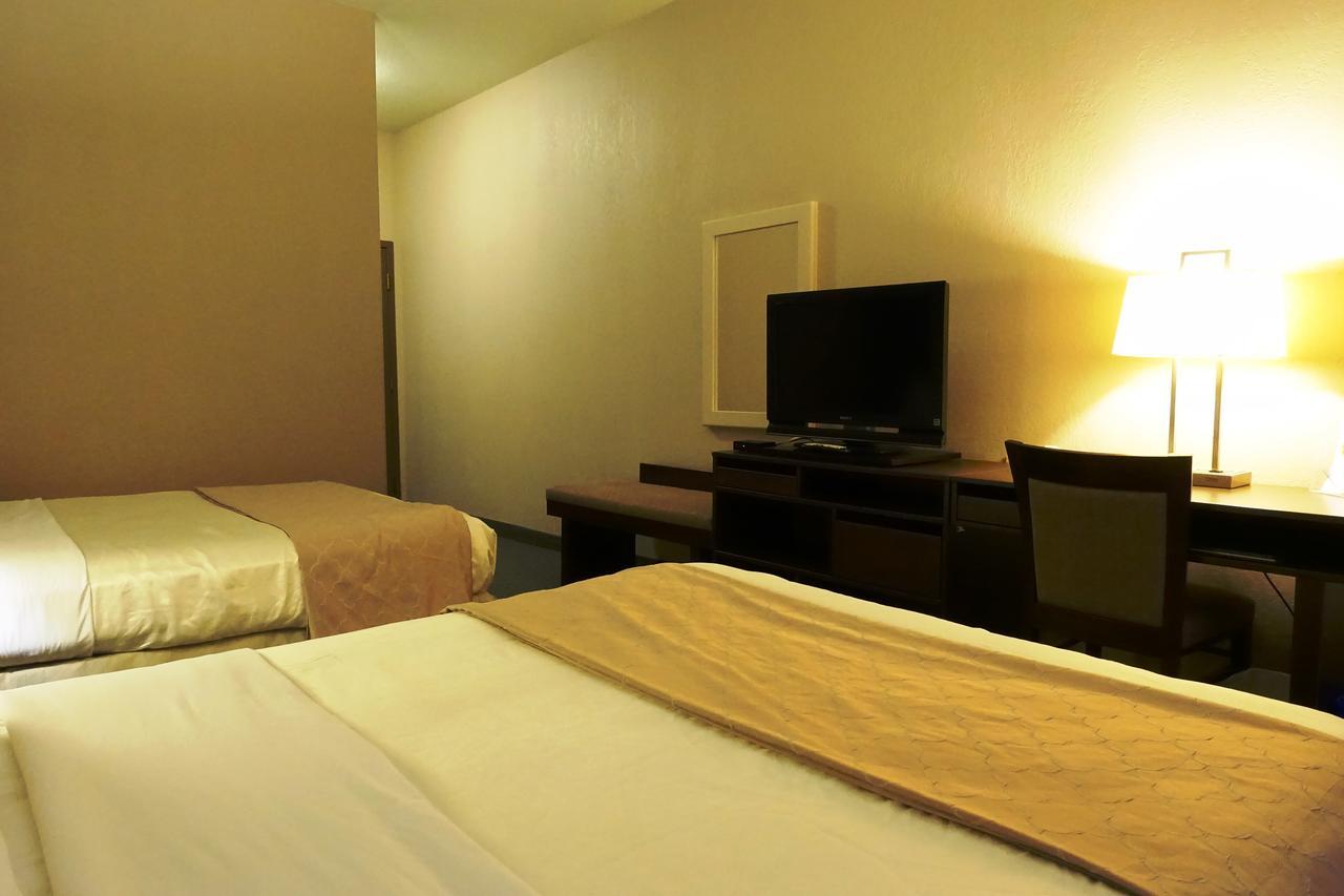 Super 8 By Wyndham Dauphin Hotel Exterior foto