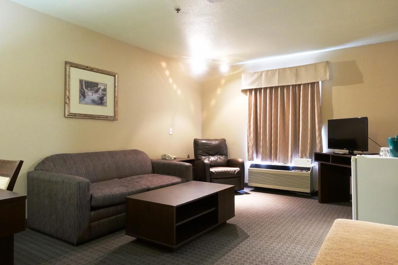 Super 8 By Wyndham Dauphin Hotel Exterior foto