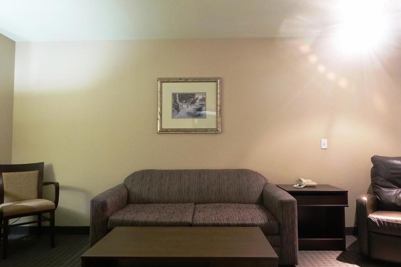 Super 8 By Wyndham Dauphin Hotel Exterior foto