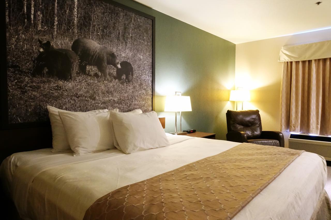 Super 8 By Wyndham Dauphin Hotel Exterior foto