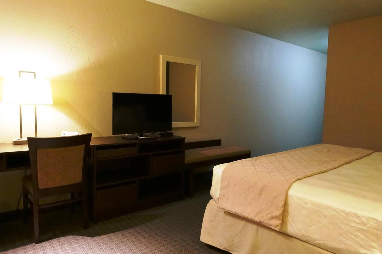 Super 8 By Wyndham Dauphin Hotel Exterior foto