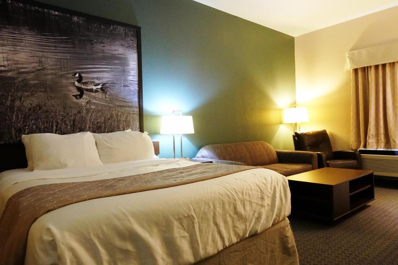 Super 8 By Wyndham Dauphin Hotel Exterior foto