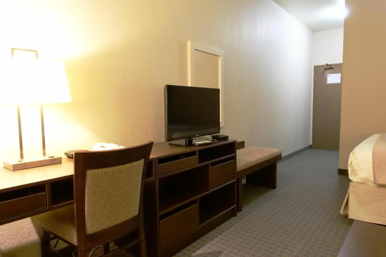 Super 8 By Wyndham Dauphin Hotel Exterior foto