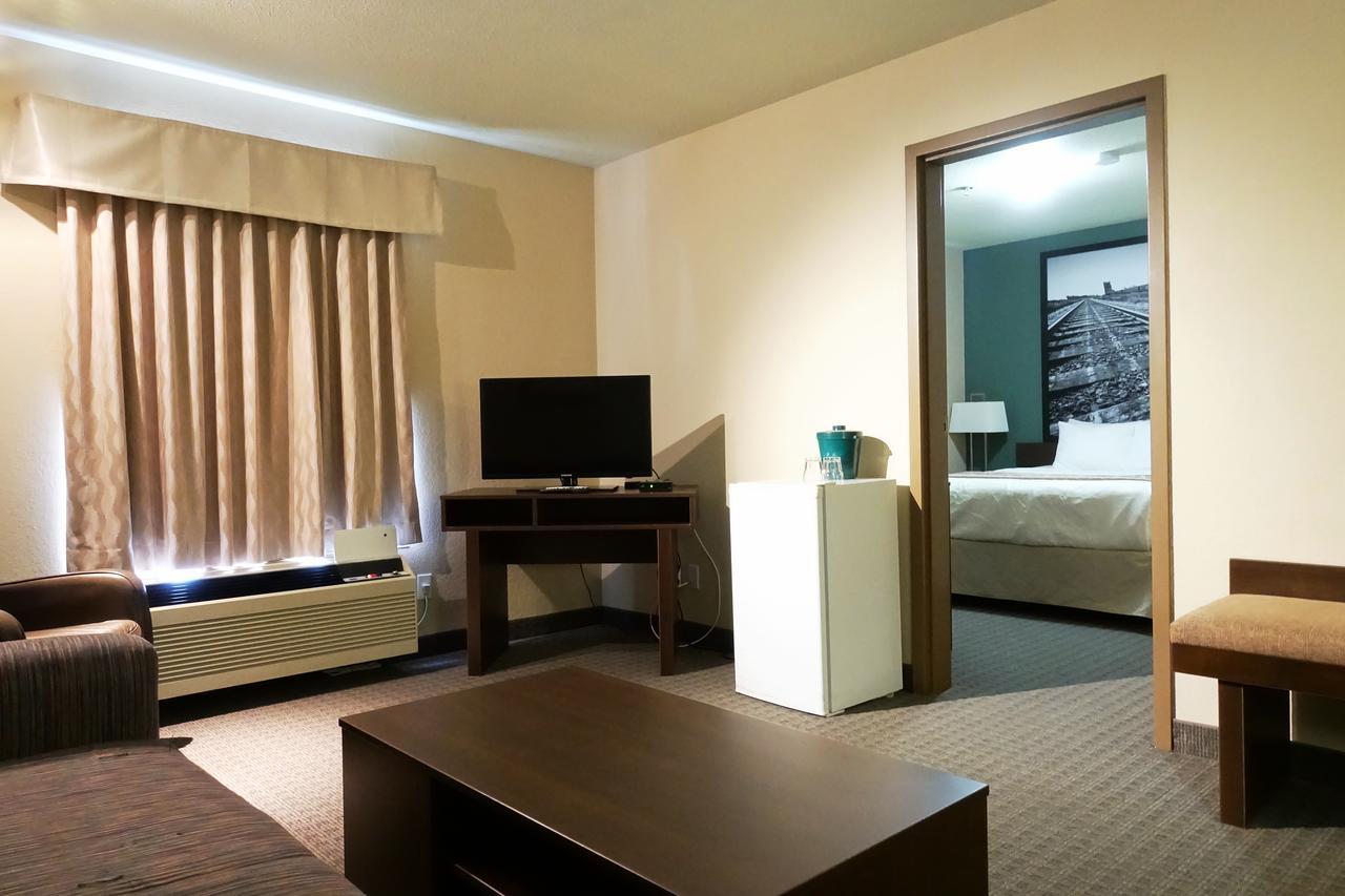 Super 8 By Wyndham Dauphin Hotel Exterior foto