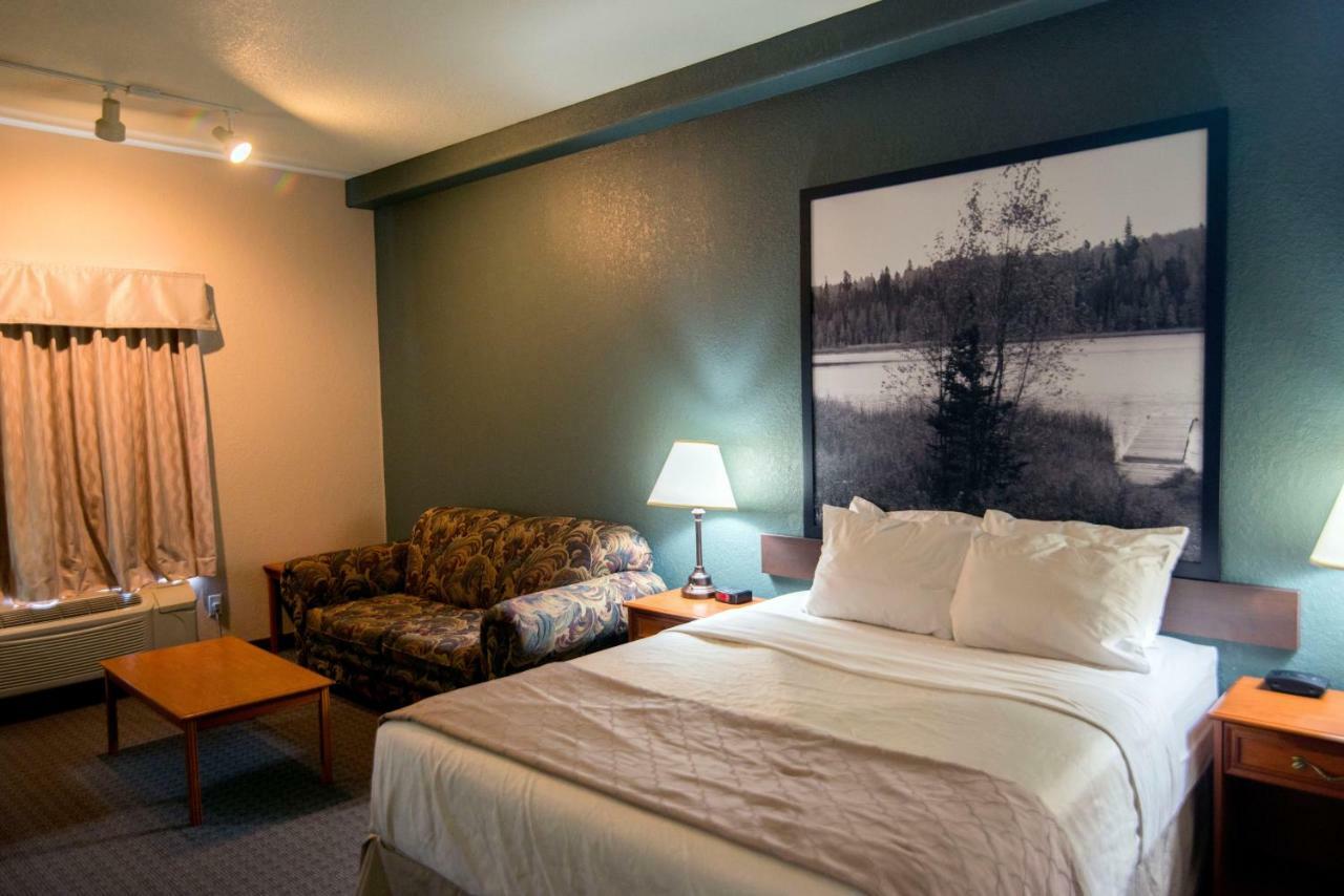 Super 8 By Wyndham Dauphin Hotel Exterior foto