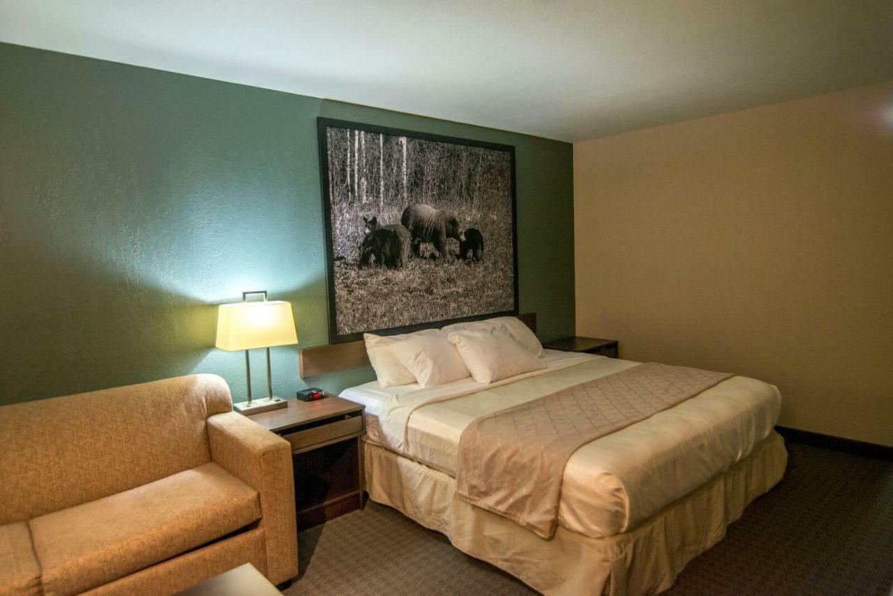 Super 8 By Wyndham Dauphin Hotel Exterior foto