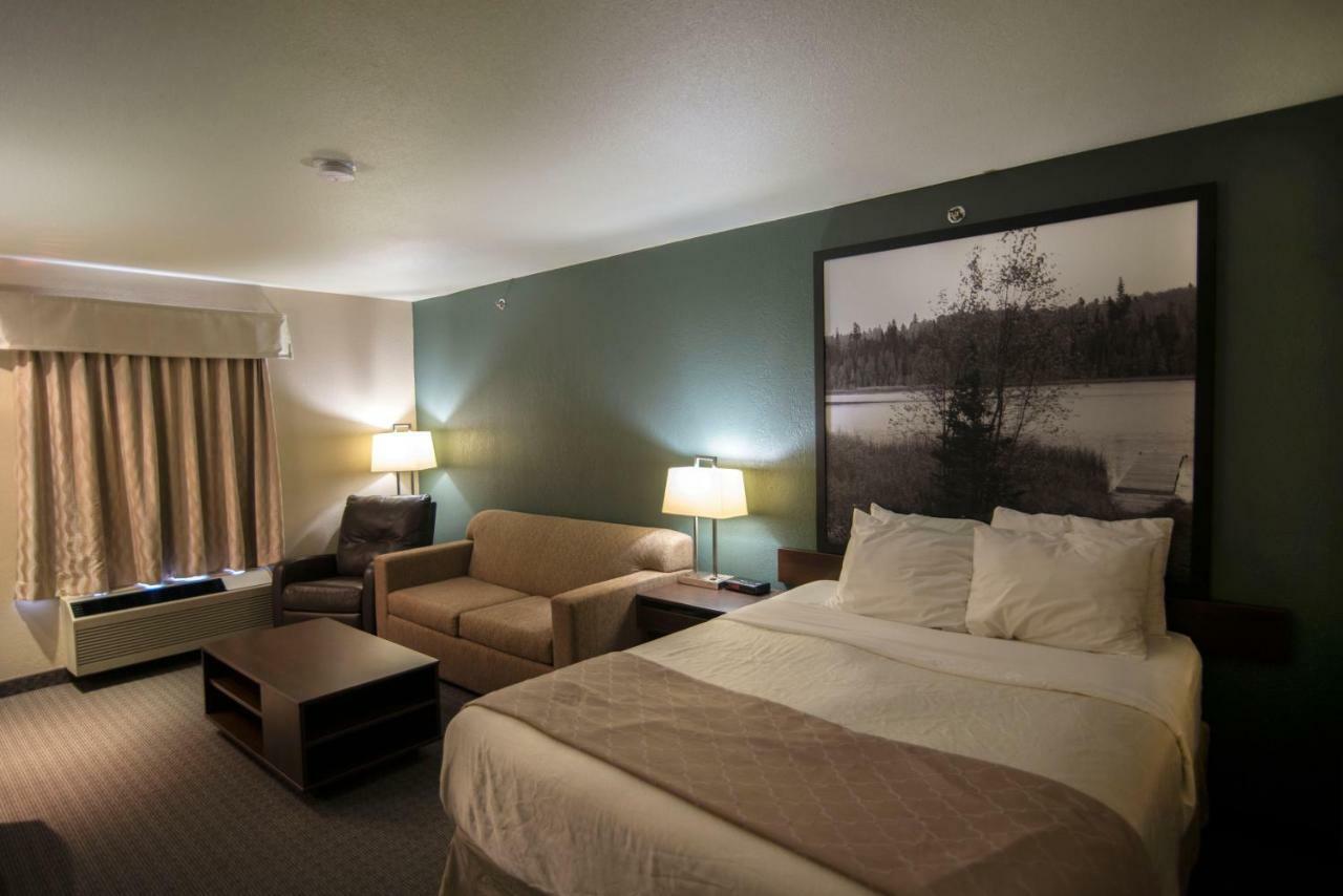 Super 8 By Wyndham Dauphin Hotel Exterior foto