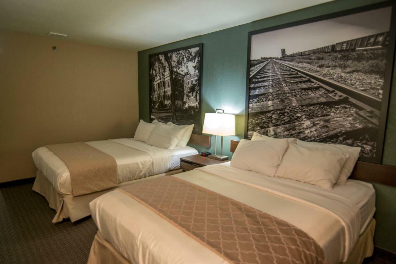 Super 8 By Wyndham Dauphin Hotel Exterior foto