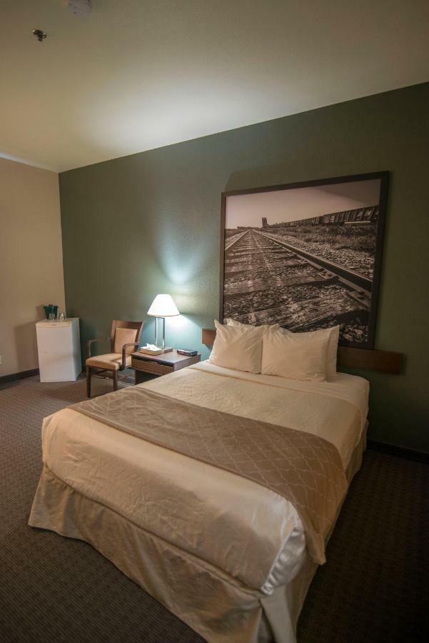Super 8 By Wyndham Dauphin Hotel Exterior foto