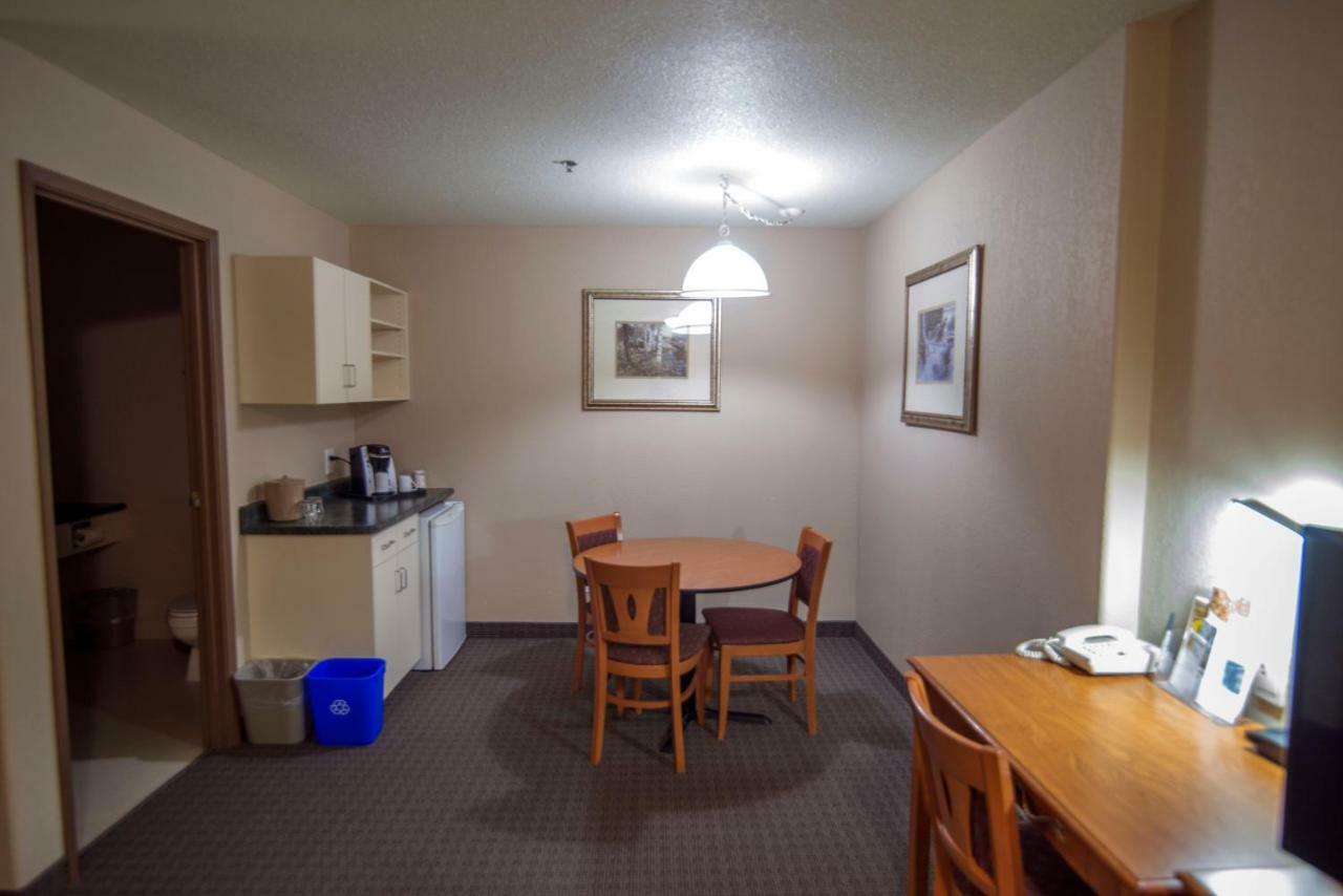 Super 8 By Wyndham Dauphin Hotel Exterior foto