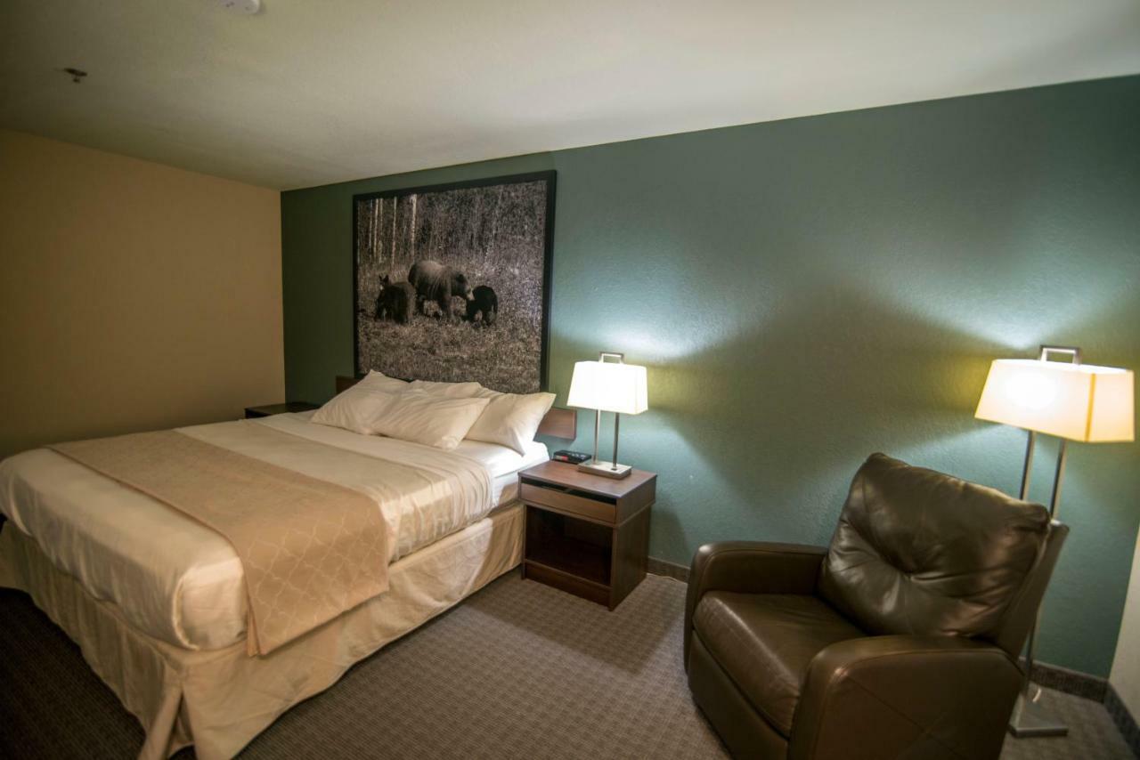 Super 8 By Wyndham Dauphin Hotel Exterior foto