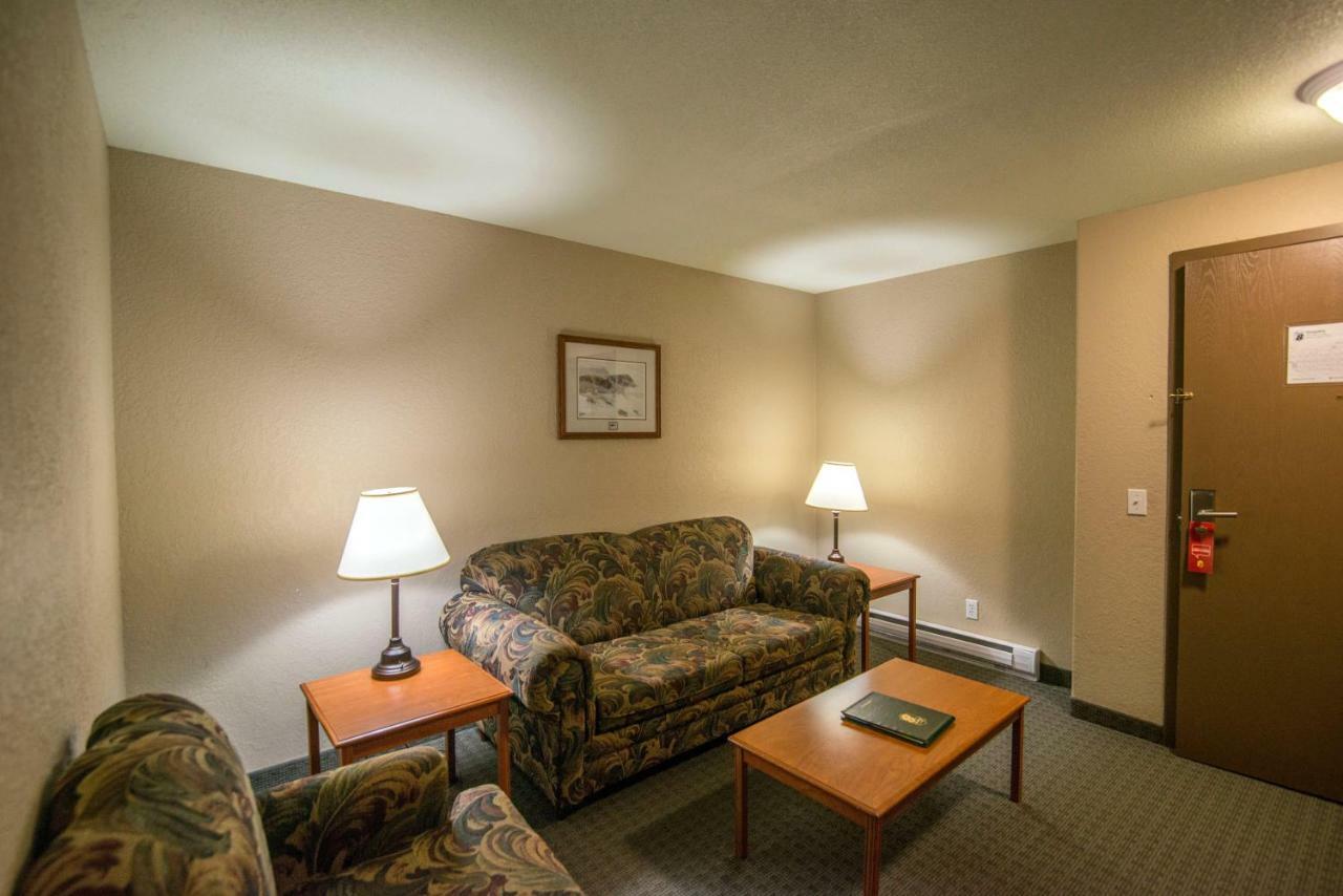 Super 8 By Wyndham Dauphin Hotel Exterior foto