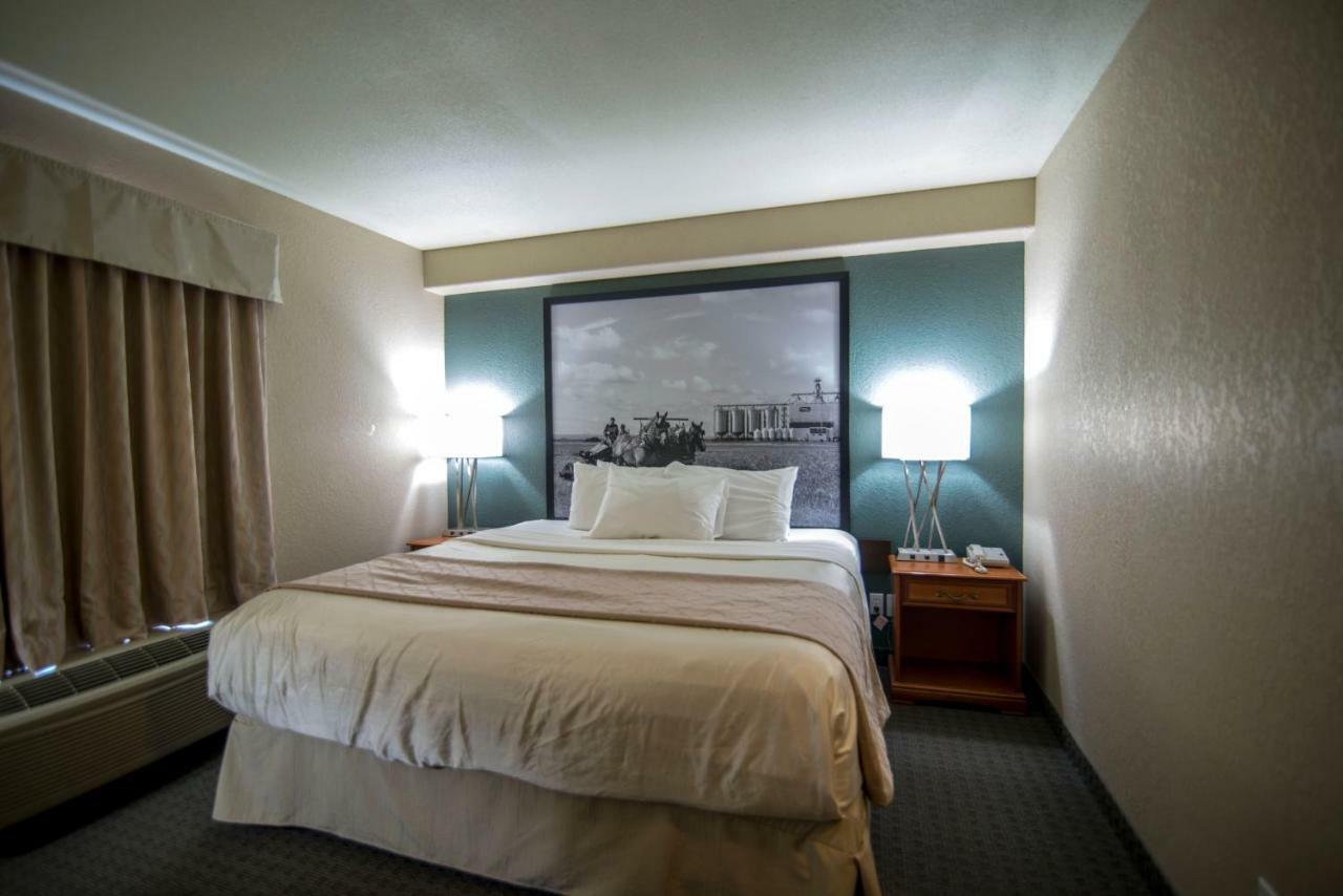 Super 8 By Wyndham Dauphin Hotel Exterior foto