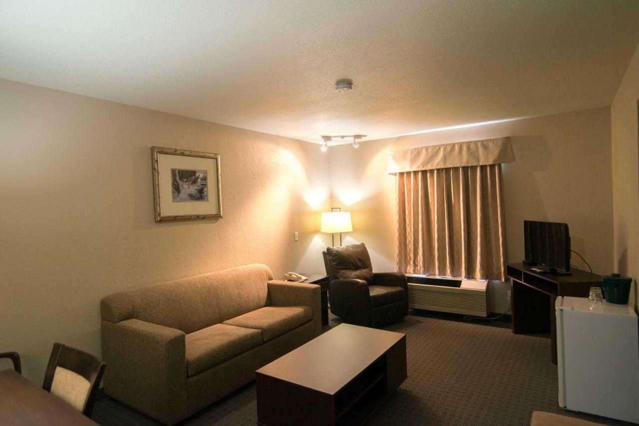 Super 8 By Wyndham Dauphin Hotel Exterior foto
