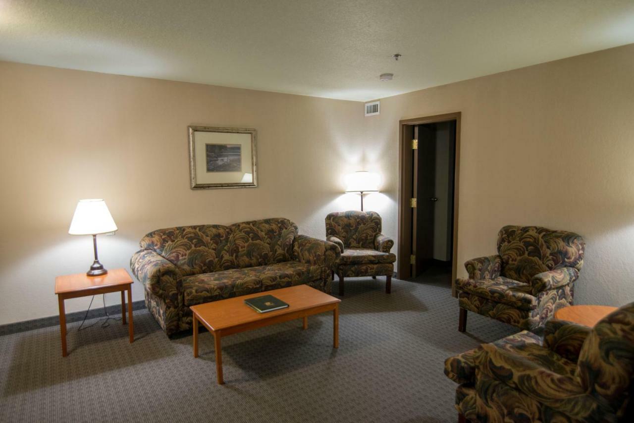 Super 8 By Wyndham Dauphin Hotel Exterior foto