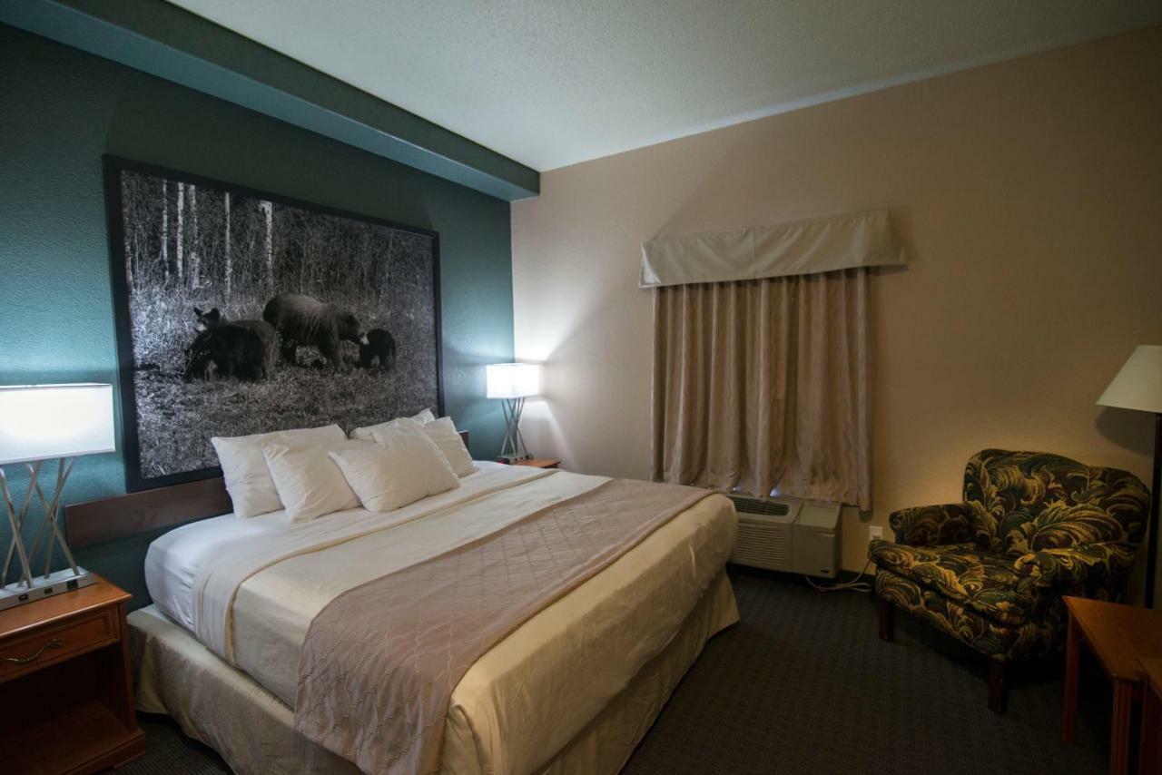 Super 8 By Wyndham Dauphin Hotel Exterior foto
