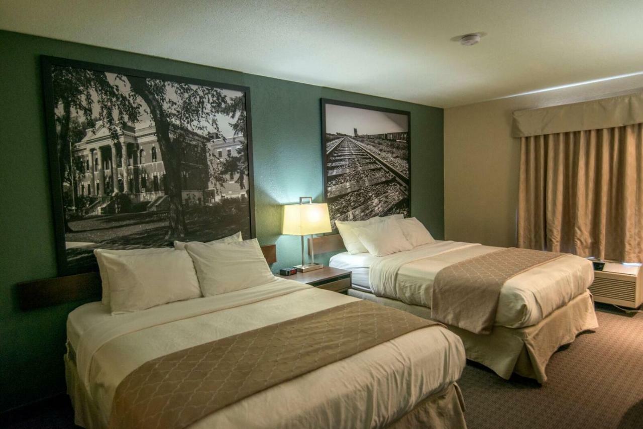 Super 8 By Wyndham Dauphin Hotel Exterior foto