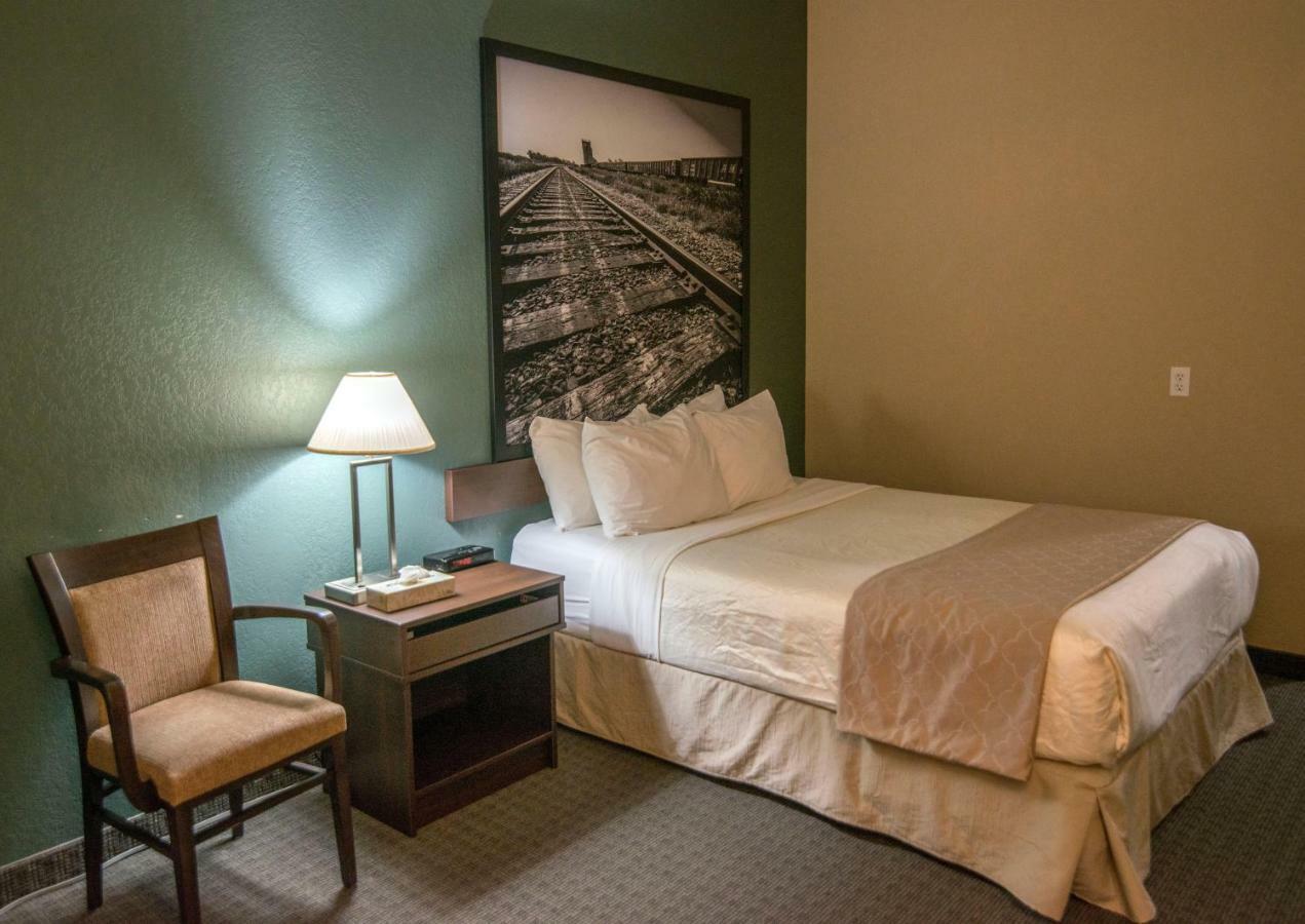Super 8 By Wyndham Dauphin Hotel Exterior foto